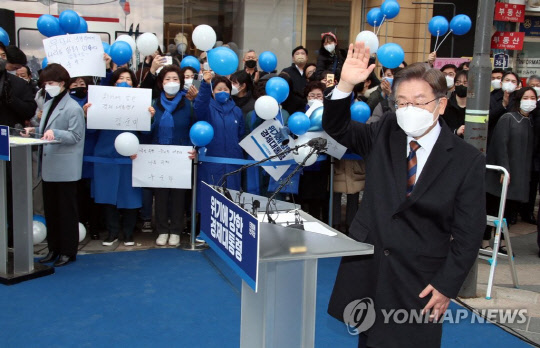 이재명 더불어민주당 대선후보가 14일 서울 중구 명동1가 명동예술극장 사거리에서 열린 '위기극복·국민통합 선언 기자회견'에서 지지자들에게 인사하고 있다.<연합뉴스>
